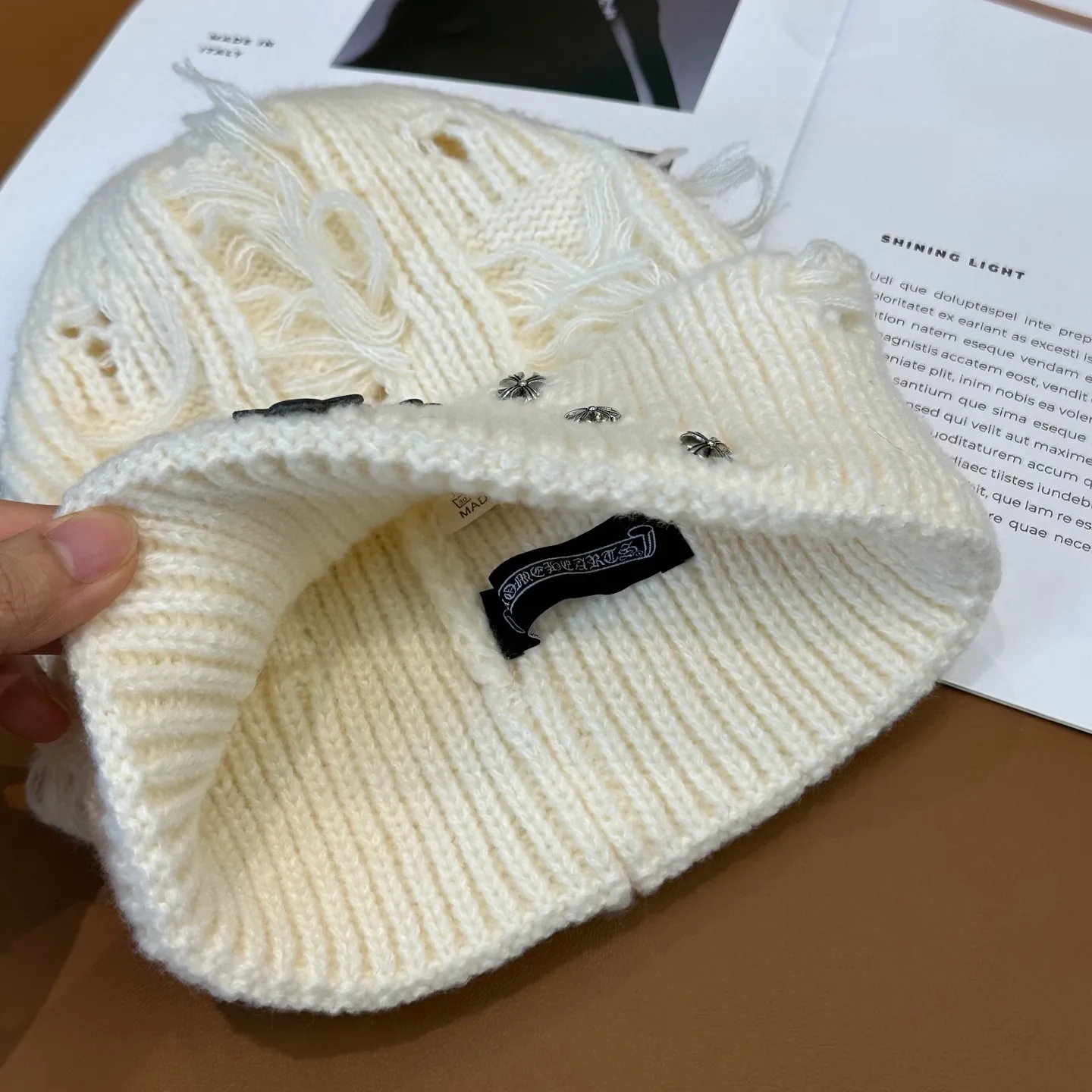 P70 🤍Chrome hearts new autumn and winter cross knitted hat🧶 One of the must-have hats in autumn and winter~ It really looks good on whoever wears it~, it is also a perfect match in black and white and gray in autumn~